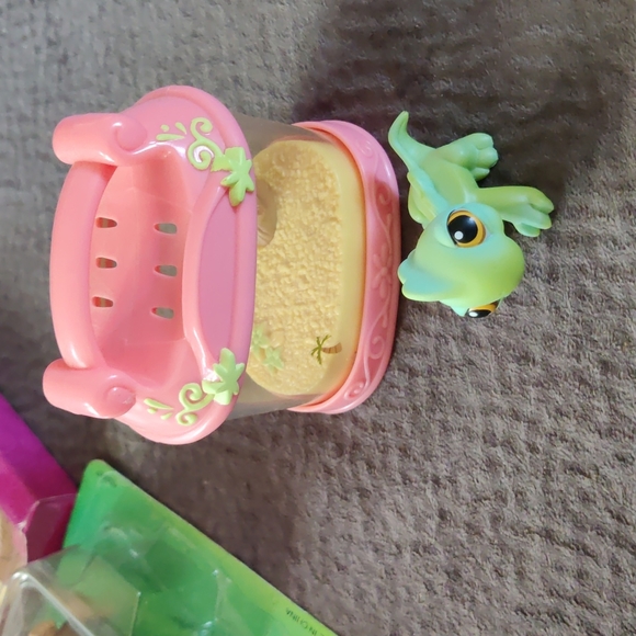 Littlest Pet Shop~#374~Lizard Iguana~Green~Brown Dot EyesHabitat - Picture 1 of 8